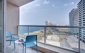 Modern Seaview Apartment In A Prime Location